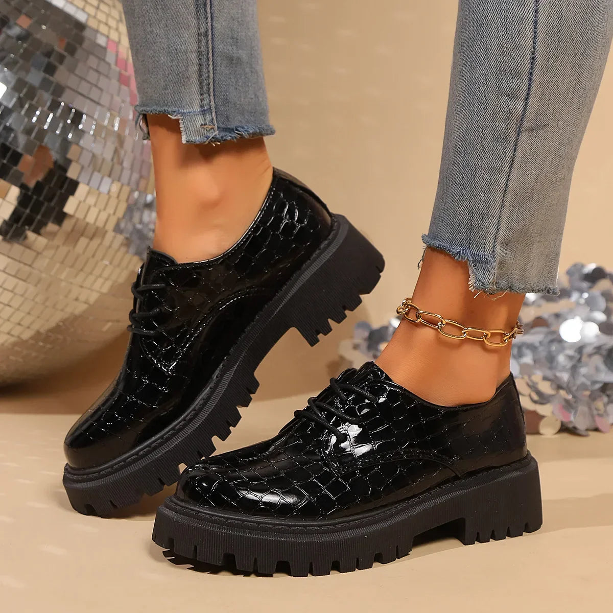 Velona – Derbies Contemporaines en Cuir Verni