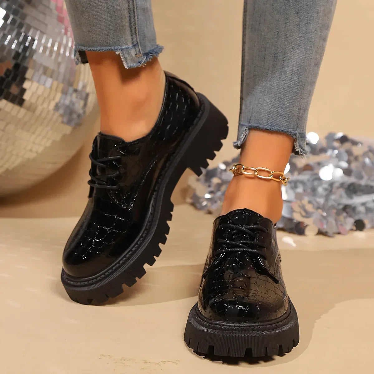 Velona – Derbies Contemporaines en Cuir Verni