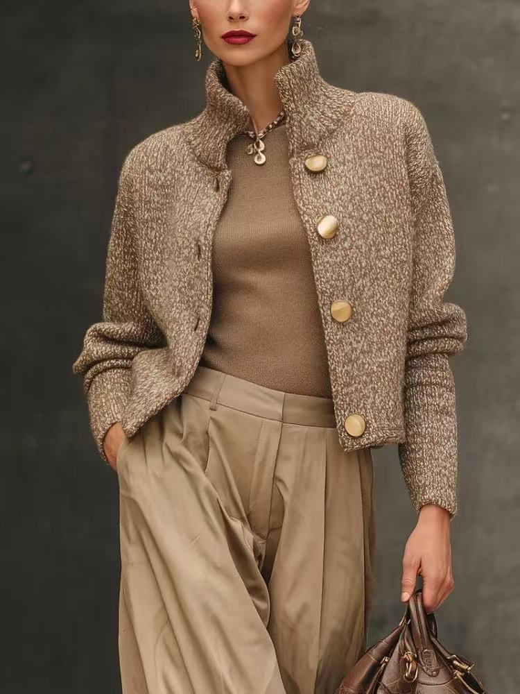 Veste en laine bouclée portée avec un pantalon fluide — Maison Lioré Paris