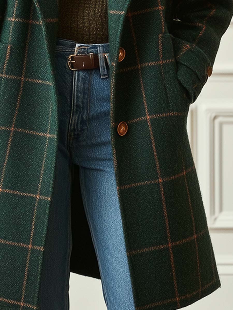 Manteau à carreaux en laine, détail de la coupe — Maison Lioré Paris